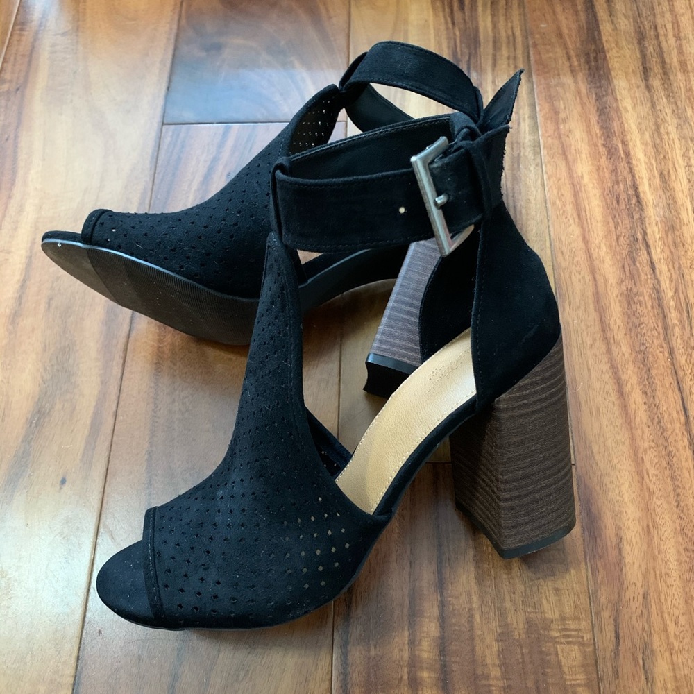 NWOT Universal Thread Laser Cut Heeled Sandals 6.5